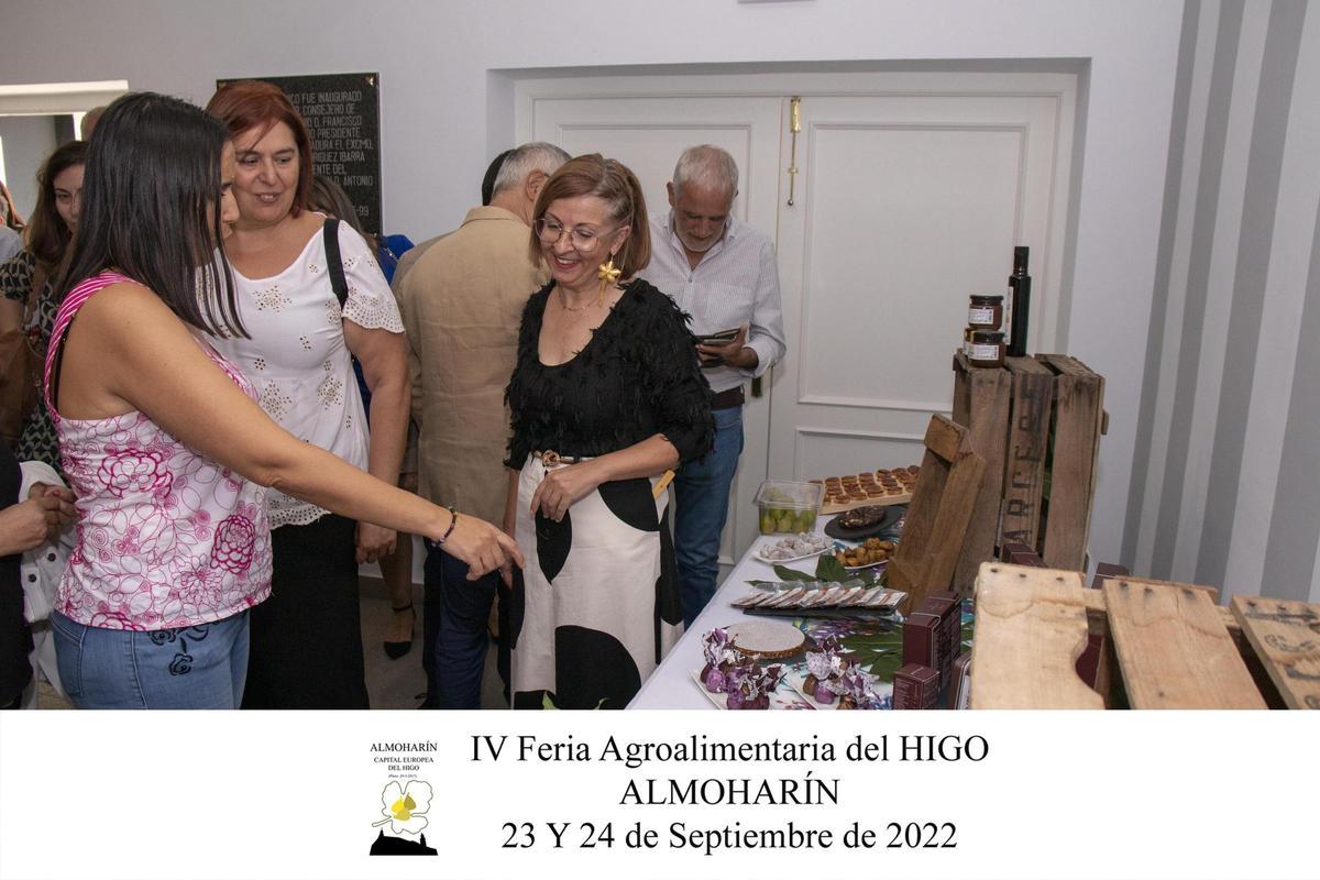 Begoña García Bernal, que recibe este año el premio Innova Ficus y la alcaldesa de Almoharín, Antonia Molina, en la pasada edición.