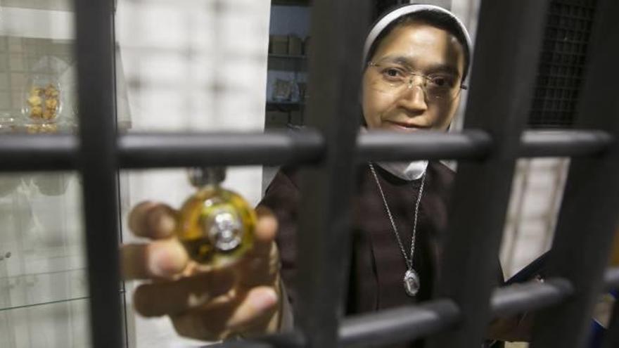 La hermana María Clara muestra uno de los botellines reliquia que este año sacan a la venta las monjas para conseguir fondos.