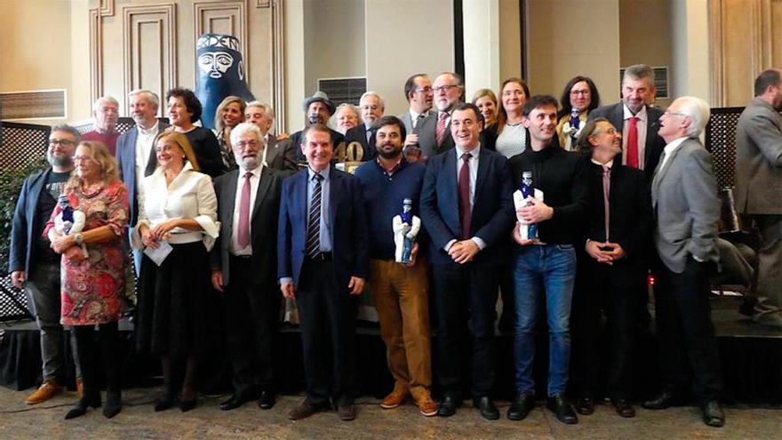 Foto de familia de los premiados // FARO