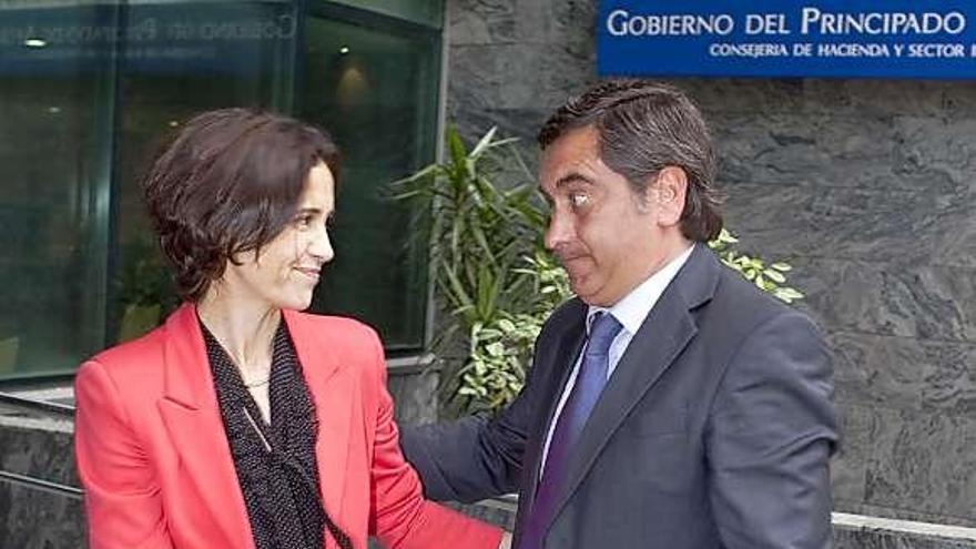 Dolores Carcedo y Ramón del Riego, en la entrada de la Consejería de Hacienda.