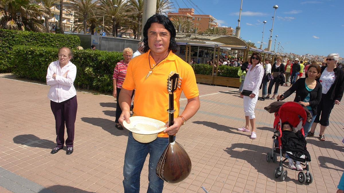 Costa Cordalis mit Gitarre an der Playa de Palma - umgeben von seinen Fans.