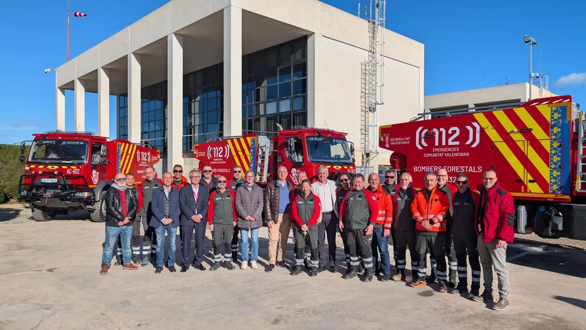 El conseller Juan Carlos Valderrama con los nuevos camiones que presentó este jueves.