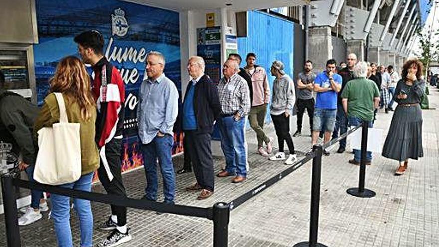 Colas en la oficina de atención al socio de Riazor.