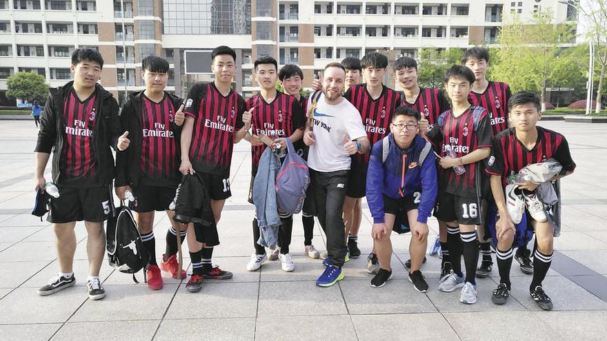 Miguel Casal, con su equipo de fútbol de la Lugan Middle School