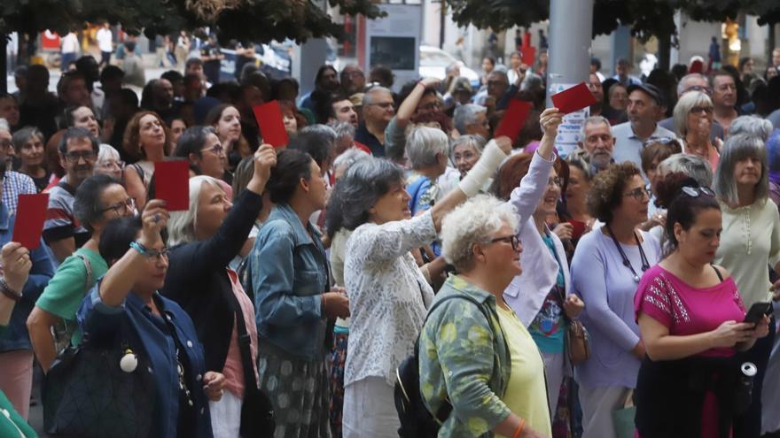 En imágenes | Cientos de personas sacan tarjeta roja a Rubiales en Zaragoza