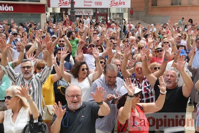 Cientos de personas protestan frente al Ayuntamiento de Cartagena por el pacto entre PP, PSOE y Cs