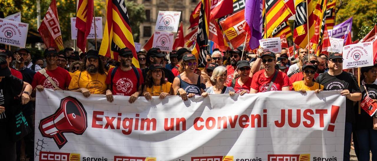 Manifestación de trabajadores del sector servicios contra los bloqueos de los convenios, en junio, en Barcelona.