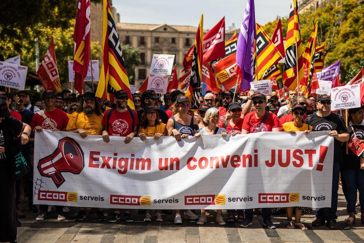 Manifestación de trabajadores del sector servicios contra los bloqueos de los convenios, en junio, en Barcelona.