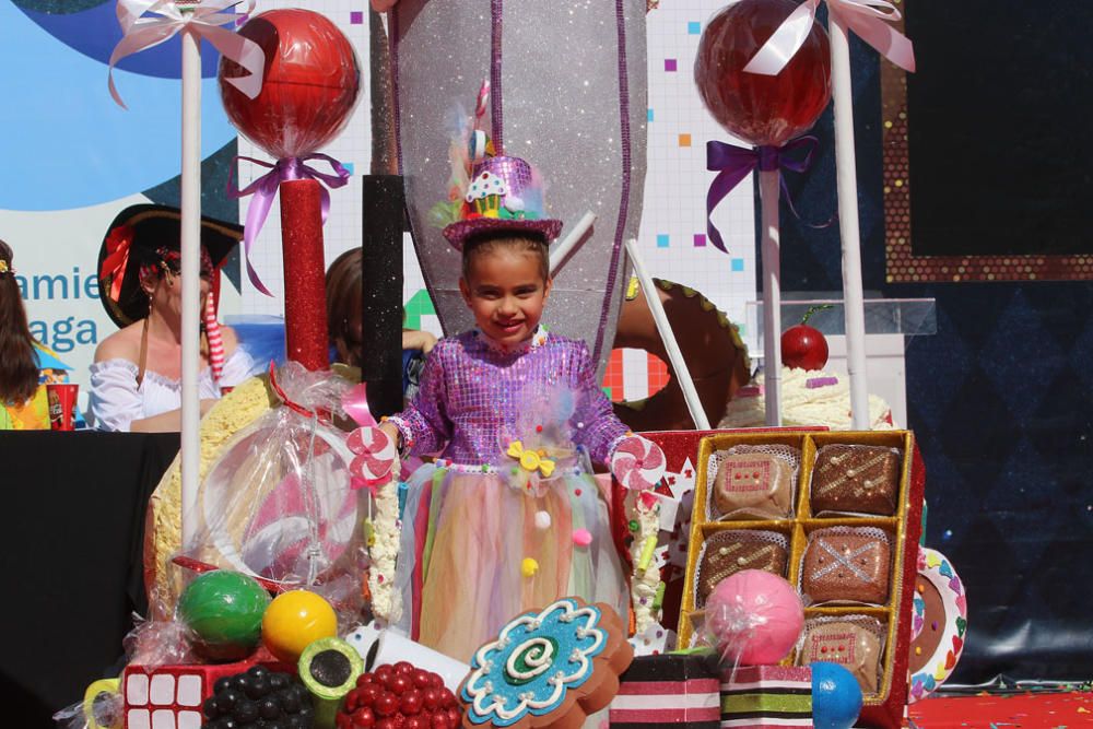 Las familias y los niños disfrazados toman las calles del centro de Málaga el primer domingo de Carnaval.