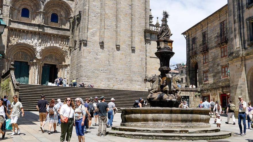 Un baño en la fuente de Praterías vuelve a generar polémica por el trato al patrimonio histórico compostelano