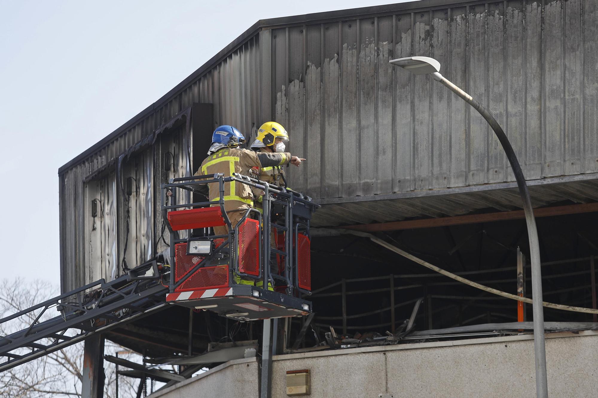 Els Bombers continuen treballant en l’incendi de l'entrada sud de Girona