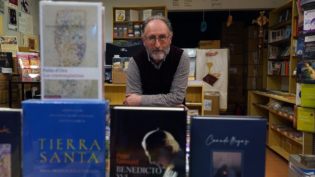 Enrique Ortigosa, propietario de la librería Renacer, se jubila tras 35 años al frente de la misma.
