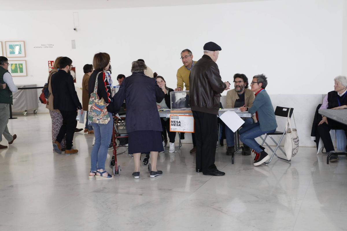 Ambiente electoral en el colegio del Centro Galego de Arte Contemporáneo