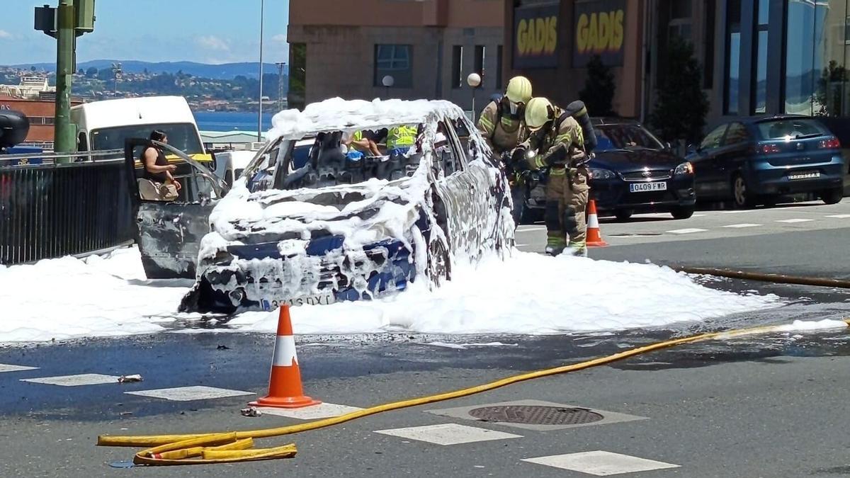 Vehíiculo incendiado en la ronda de Outeiro de A Coruña