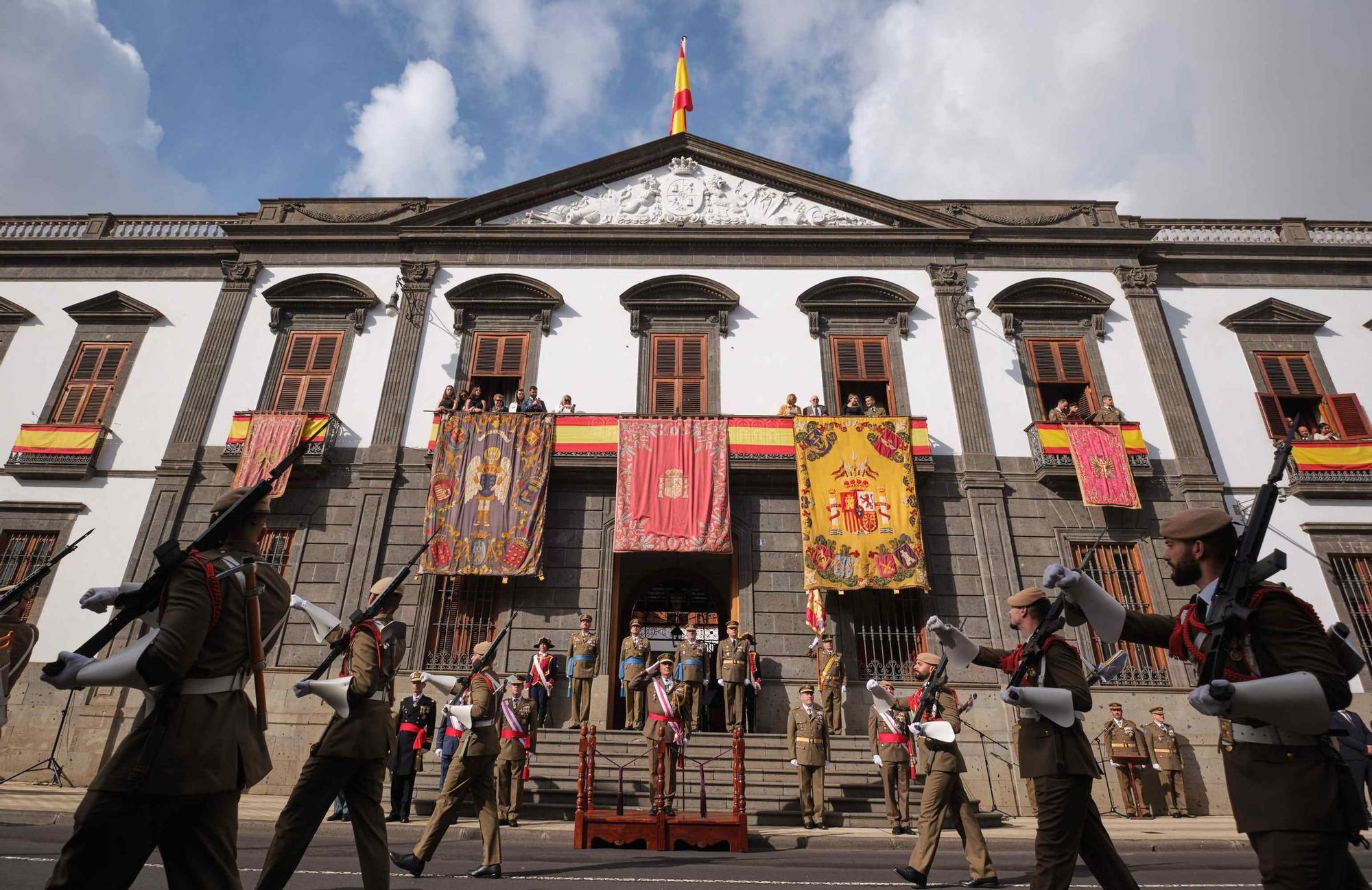 Desfile de tropas con motivo de la Pascua Militar en la plaza Weyler