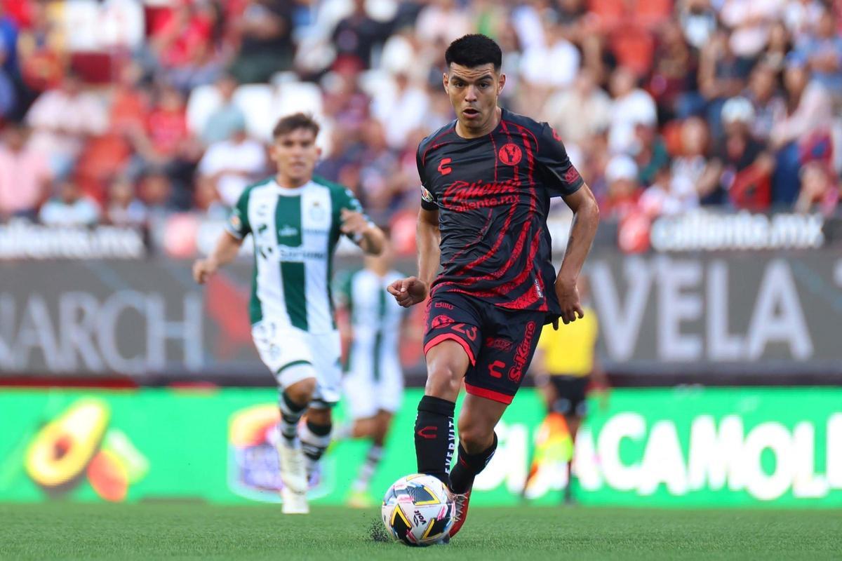 Gilberto Mora, en una imagen con Xolos de Tijuana