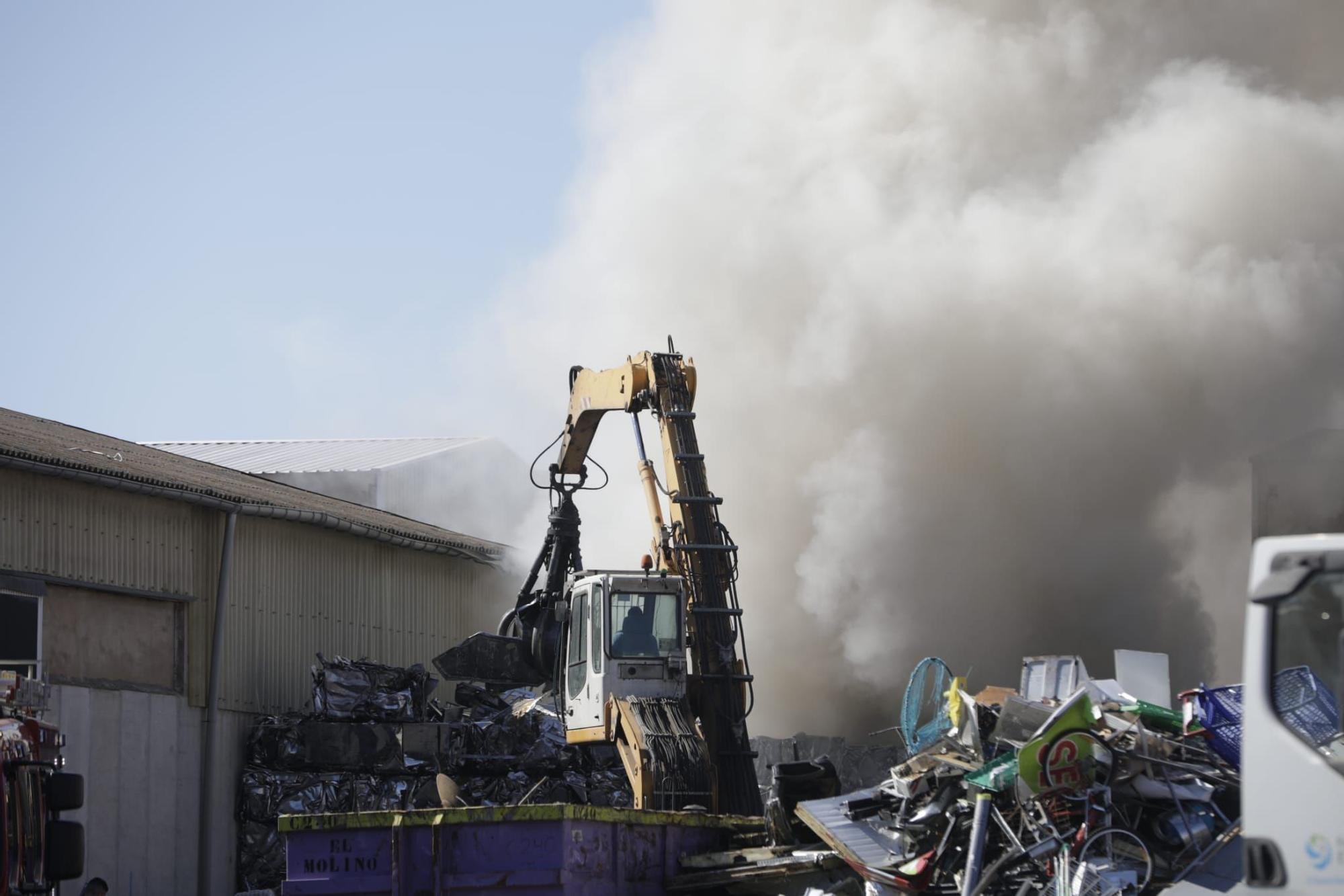 Incendio en una nave industrial de una empresa de reciclaje en Son Castelló