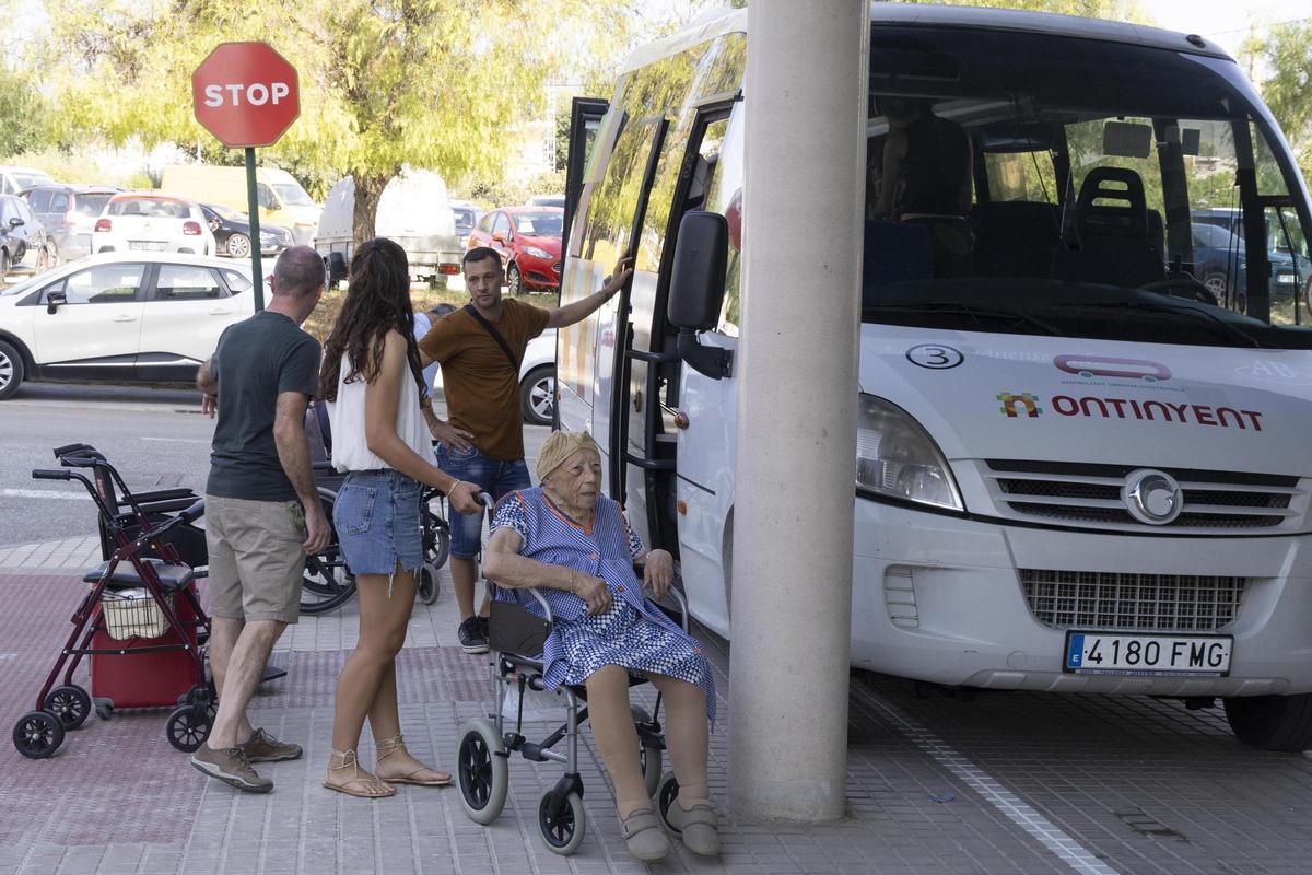 Así ha sido el traslado de los usuarios a la nueva residencia la  Beneficencia de Ontinyent