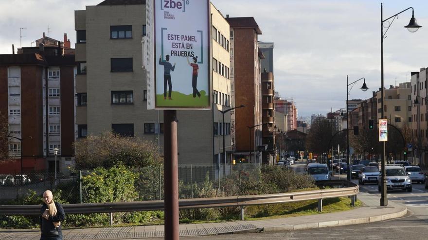 Una de las señales vinculadas a la zona de bajas emisiones. | MARCOS LEÓN