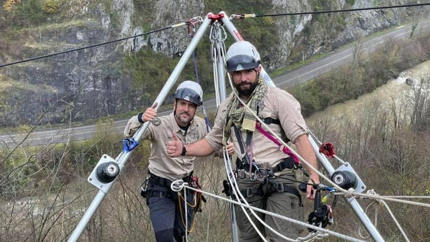 Dos de los miembros del grupo &quot;Los Bribones&quot;, durante el rodaje del documental