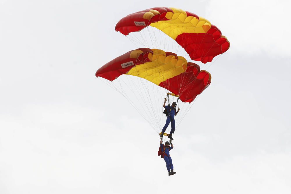 Miles de personas disfrutan a pie de playa del espectáculo protagonizado por el Ejército del Aire