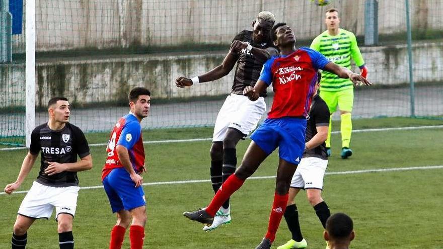 Maissa, del Lealtad, y Ousmane, del Ceares, disputan un balón aéreo, ayer, en Lloreda.