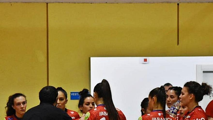 Isma Martínez da instrucciones a sus jugadoras.