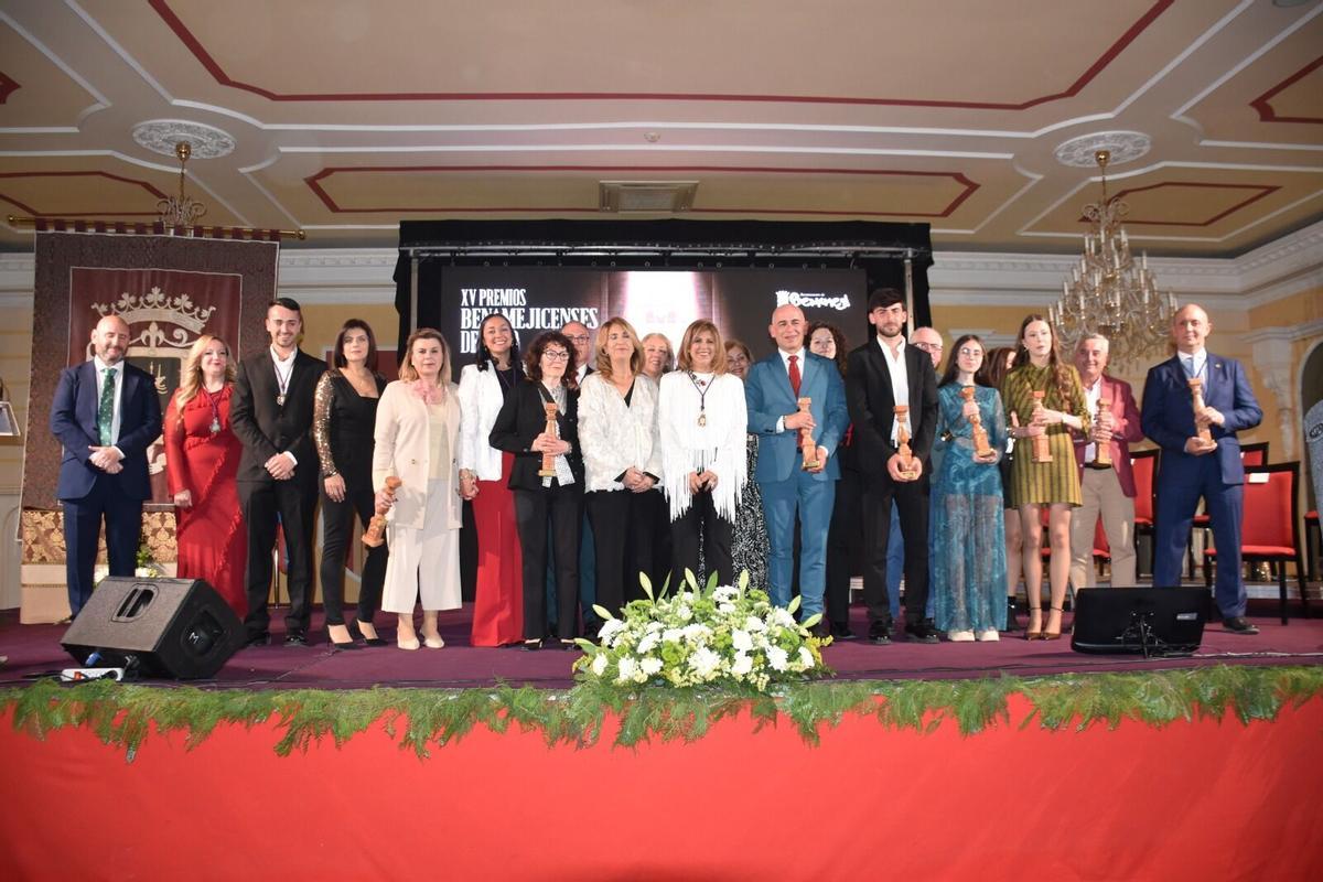 Foto de familia con los galardonados en los Premios Benamejicenses del Año.