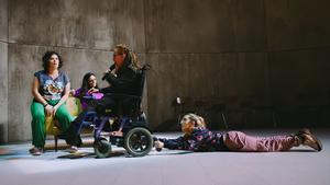 Estefanía De los Santos, Anna Marchessi, Pilar Gómez y Desirée Cascales en una escena de la obra ’Lectura fácil’. 