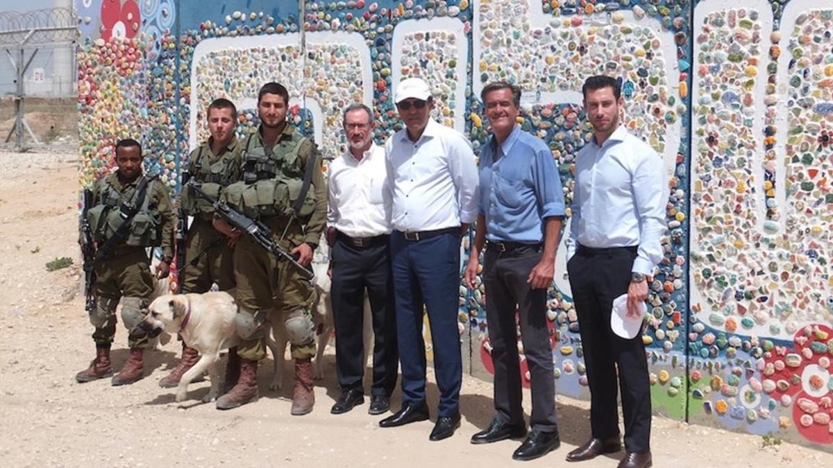 El eurodiputado español López Aguilar, fotografiado junto a soldados israelís en su visita a Israel como presidente del Grupo de Trabajo de Antisemitismo del Parlamento Europeo.