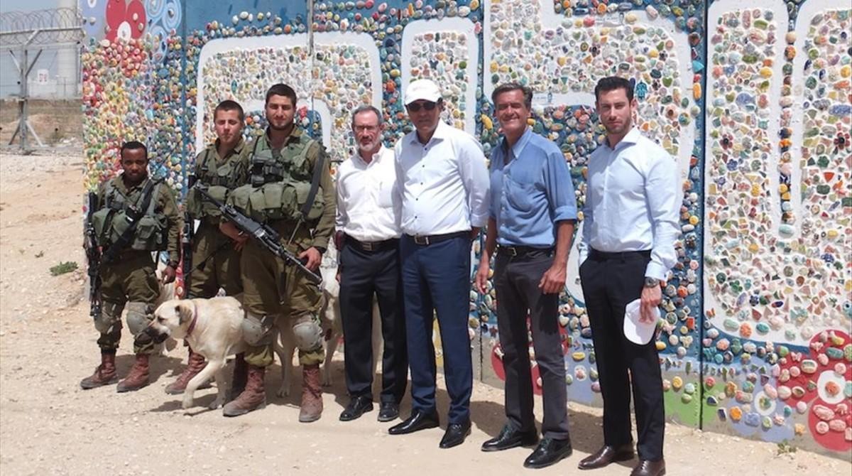 El eurodiputado español López Aguilar, fotografiado junto a soldados israelís en su visita a Israel como presidente del Grupo de Trabajo de Antisemitismo del Parlamento Europeo. El eurodiputado español López Aguilar, fotografiado junto a soldados israelís en su visita a Israel como presidente del Grupo de Trabajo de Antisemitismo del Parlamento Europeo.