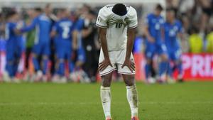 Jude Bellingham, jugador de la selección de Inglaterra, se lamenta tras el empate ante Eslovenia en la fase de grupos de la Eurocopa.