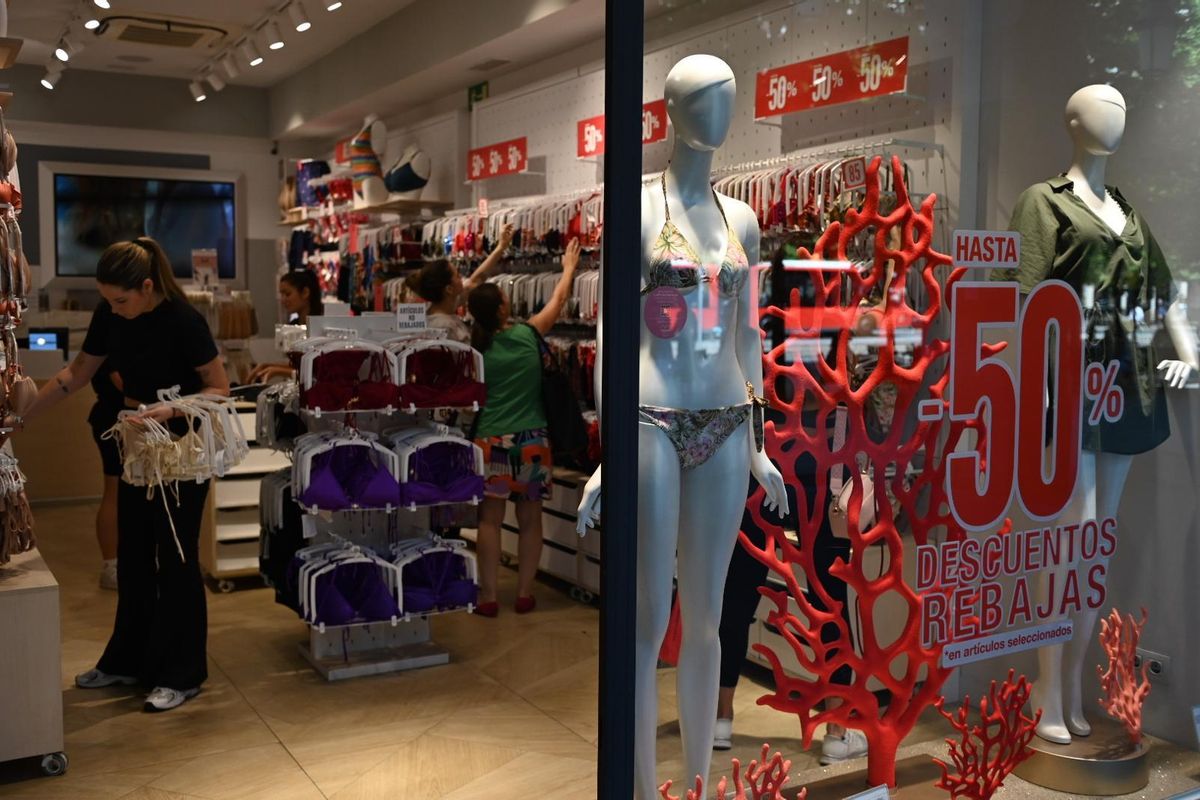 Descuentos de hasta el 50% en una tienda de bikinis de Zaragoza por las rebajas de verano, este viernes.
