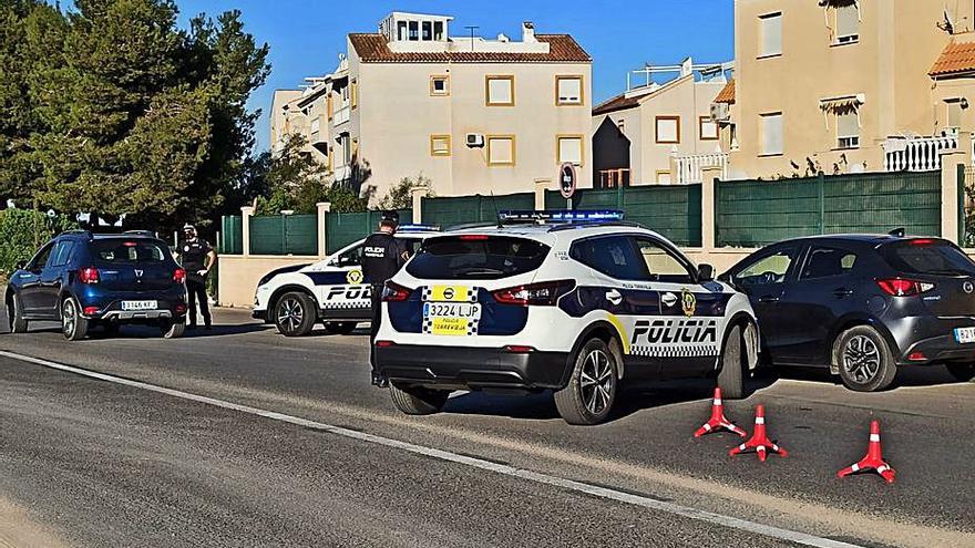 Control perimetral de la Policía Local en Torrevieja.