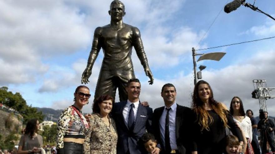 Cristiano inaugura una estatua con su figura en Madeira