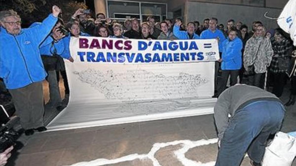 Protesta de la Plataforma en Defensa de l'Ebre, ayer, en Amposta.