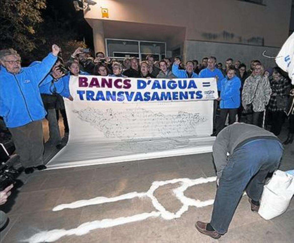 Protesta de la Plataforma en Defensa de l'Ebre, ayer, en Amposta.