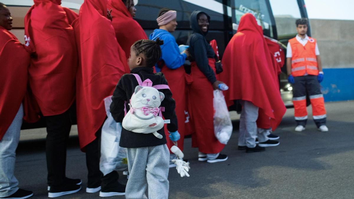 Migrantes rescatados en aguas de Fuerteventura, entre ellos varios menores.