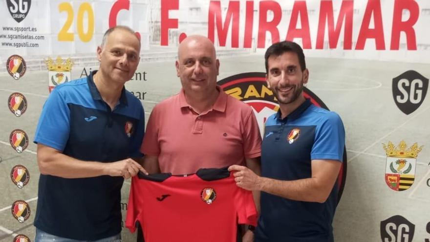 El presidente del CF Miramar con los entrenadores Freu y Marcos Torregrosa