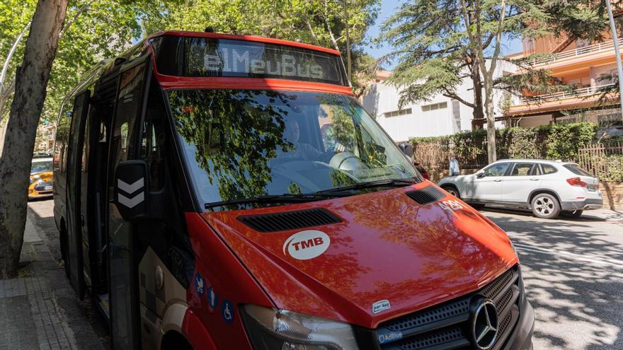 Un bus a demanda del servicio 'El meu Bus', con su conductor Xavi Montesinos en el interior.