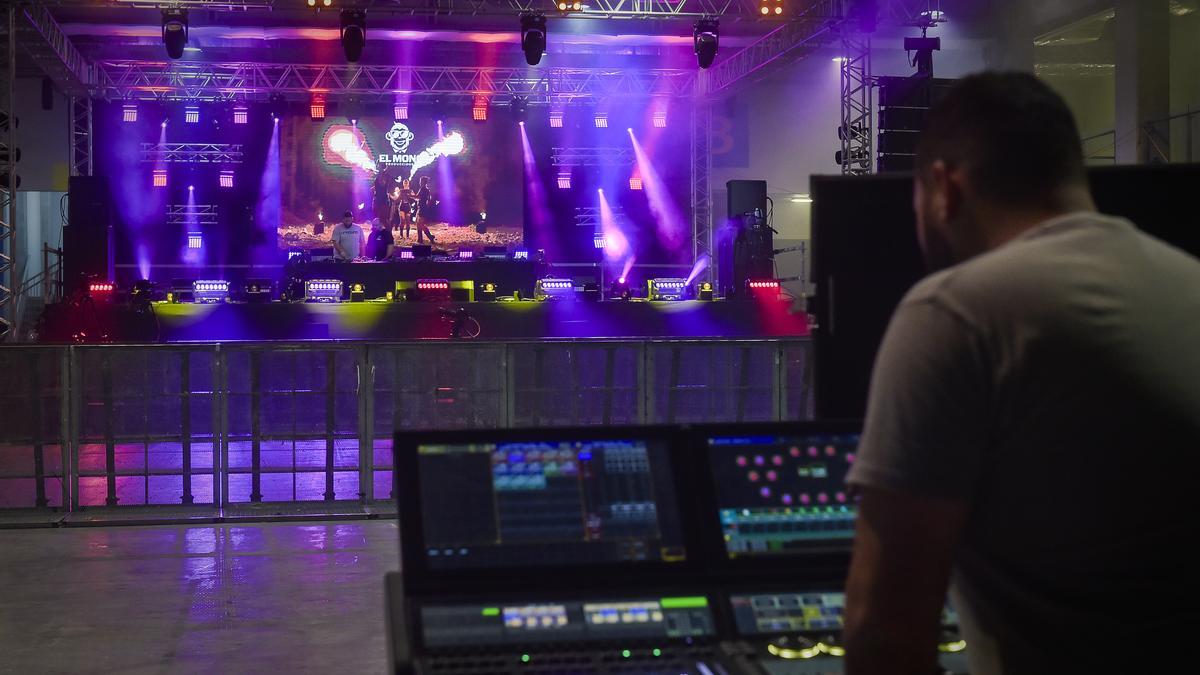 Pruebas de sonido y luces en el escenario del concierto Cayó la Noche, en la Sala Club del Gran Canaria Arena.