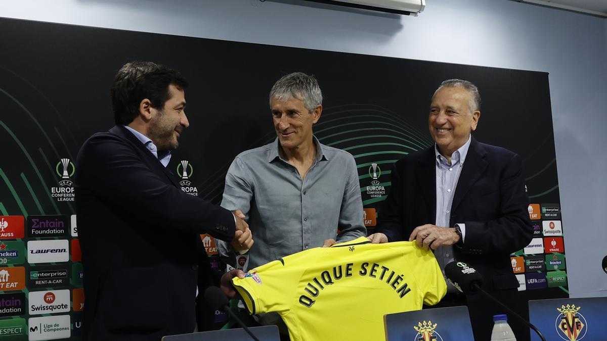 Quique Setién, entrenador del Villarreal, cuando firmó su contrato