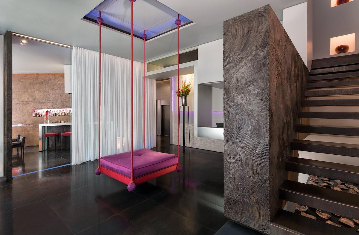 Cama colgante en el lobby del hotel Sina The Gray