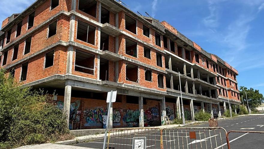 El edificio, sin rematar , está en una calle que no tiene salida hacia la Rolda Leste.
