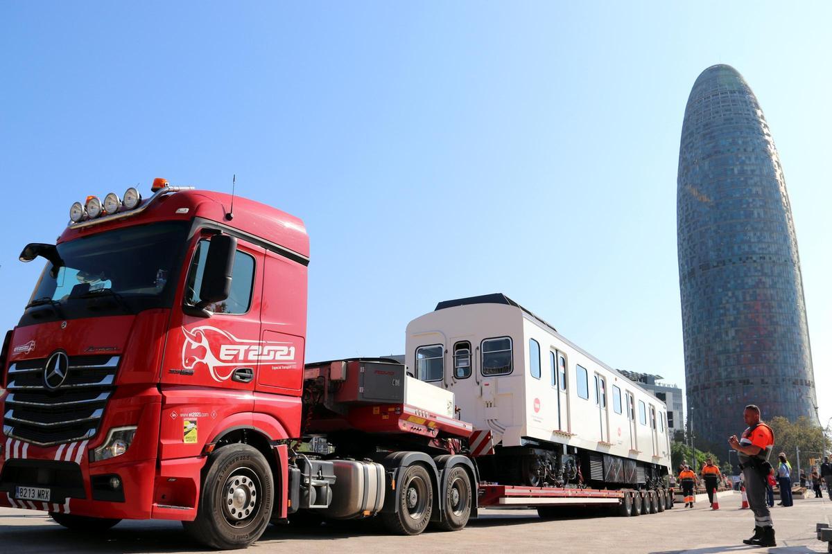 Llegan los trenes históricos del metro de Barcelona a La Farinera del Clot para el montaje de la exposición del centenario