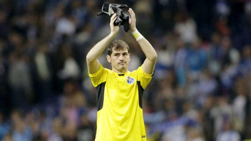 Casillas, durante su primer partido en el Oporto.