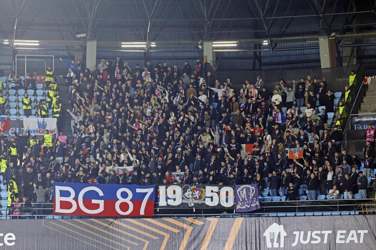 Sector de la hinchada gala en Balaídos, con pancarta de los ultras Bad Gones.