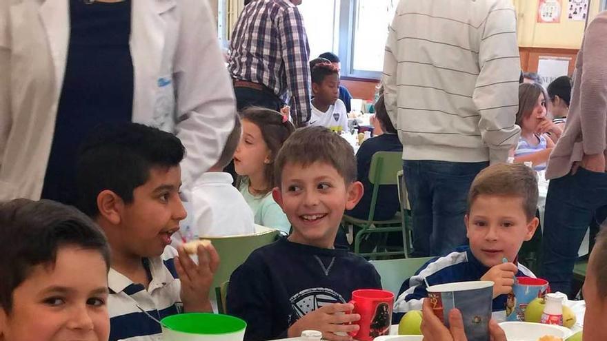 Arriba, dos momentos del desayuno saludable y masivo que se llevó a cabo ayer en el colegio Piñole.