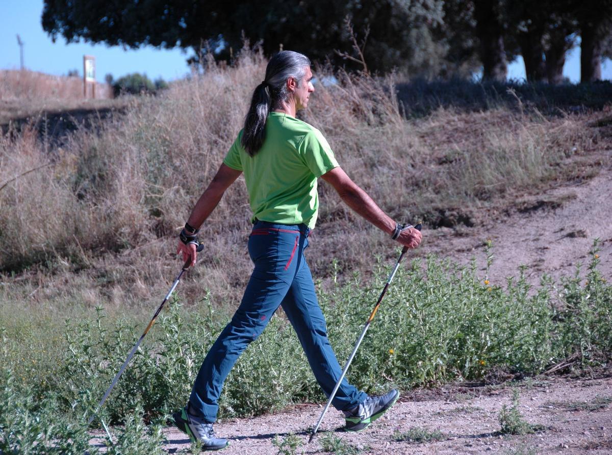 Guillermo Solana, fundador y director de Nordicamos, una escuela de aprendizaje de marcha nórdica, practicando este deporte por la sierra de Madrid.