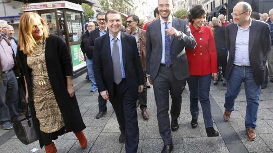 Antonio Hernando, en O Calvario junto a Abel Caballero y Carmela Silva. // Ricardo Grobas